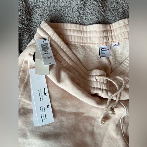 NWT Aritzia TNA Boyfriend 6” Short in Cozy Fleece - Picture 3 of 3